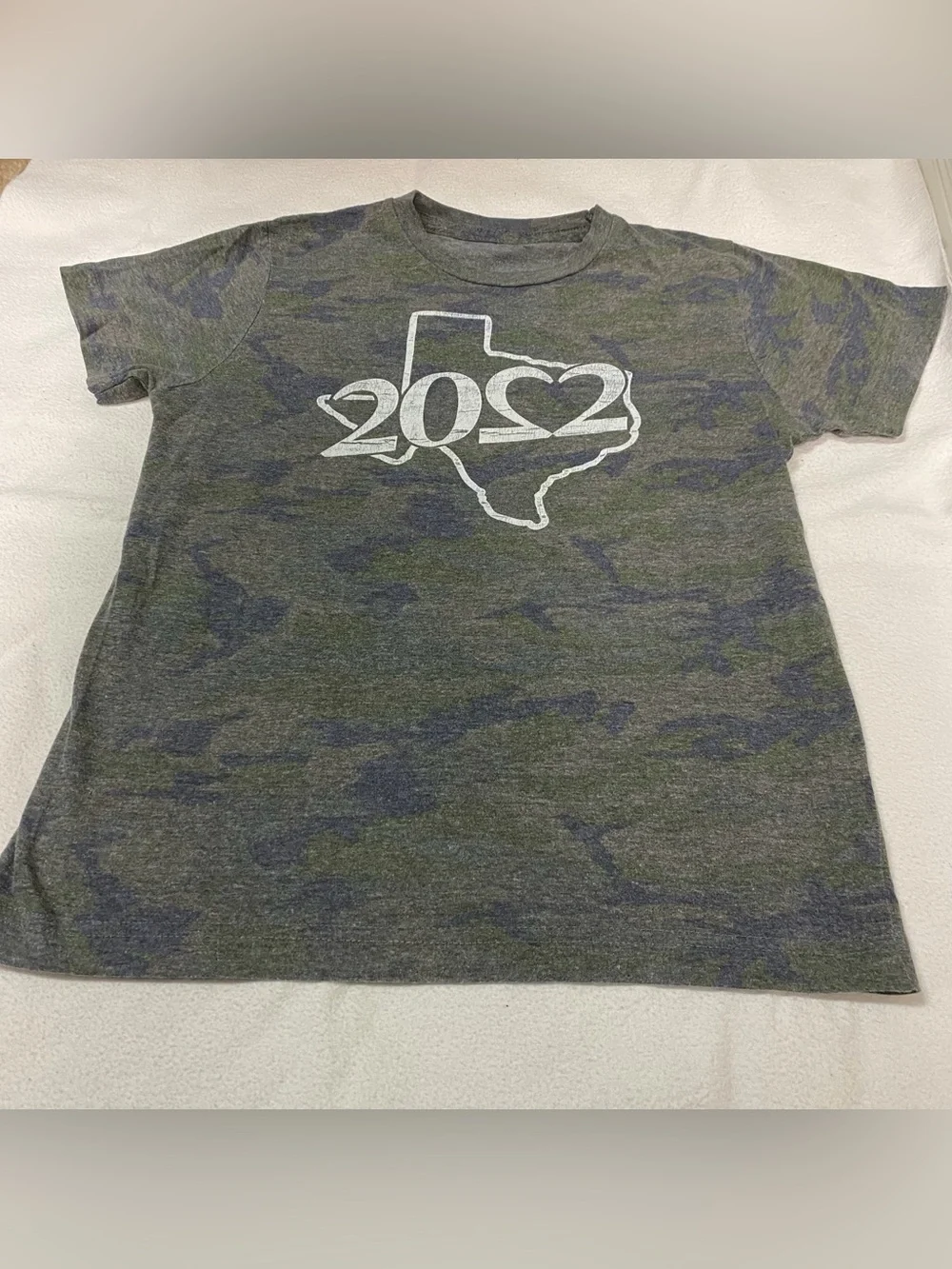 Camouflage T-shirt with 2022 Heart and Texas map print kids youth size small 6/7